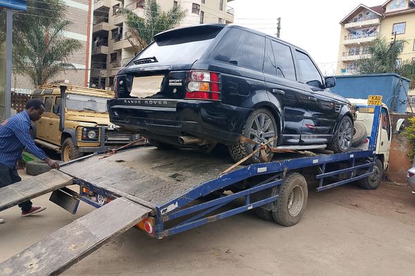 Heavy duty recovery truck with multiple winch systems
